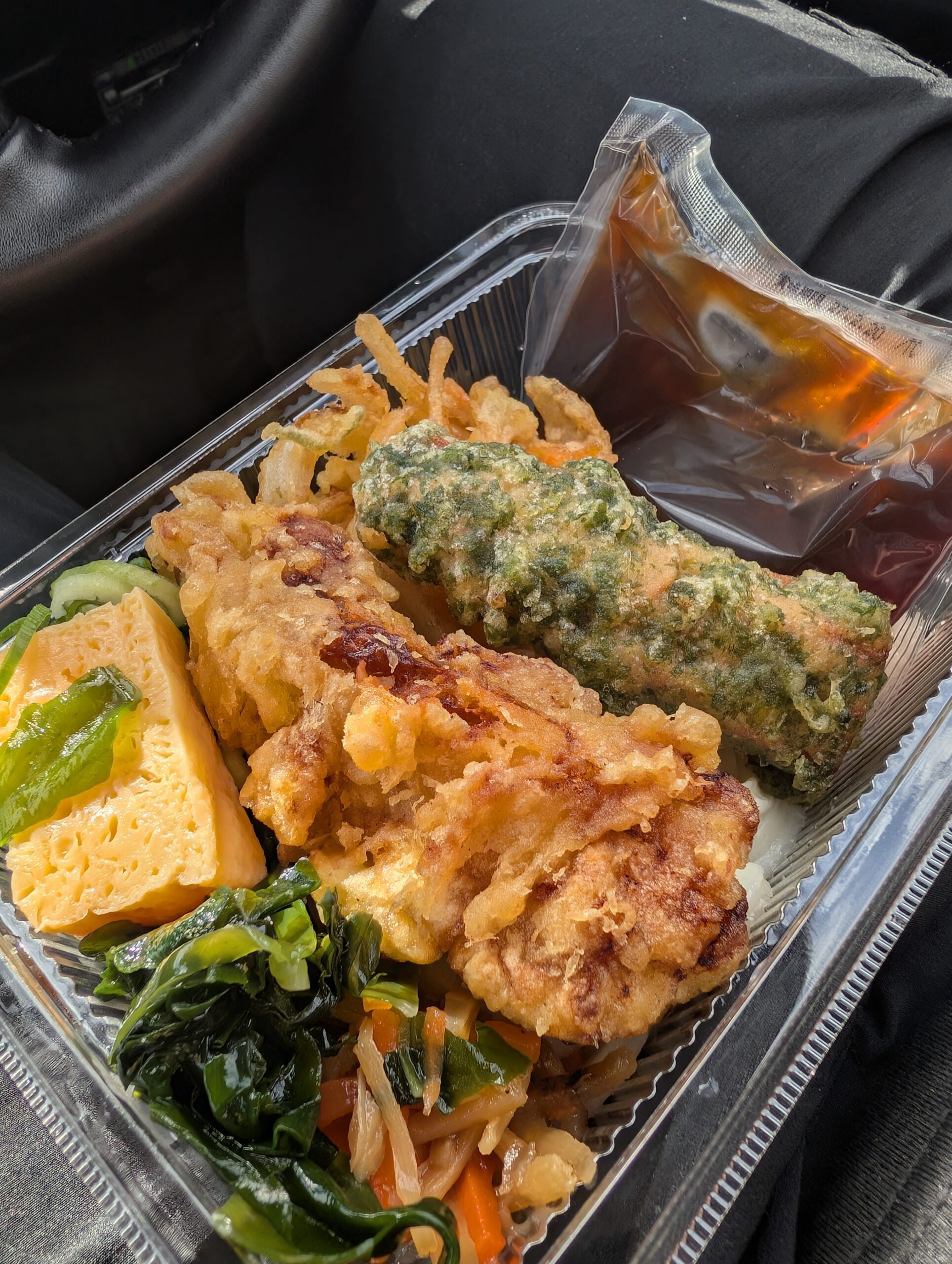 天ぷらや卵焼きなどが入った、丸亀製麺のうどん弁当。